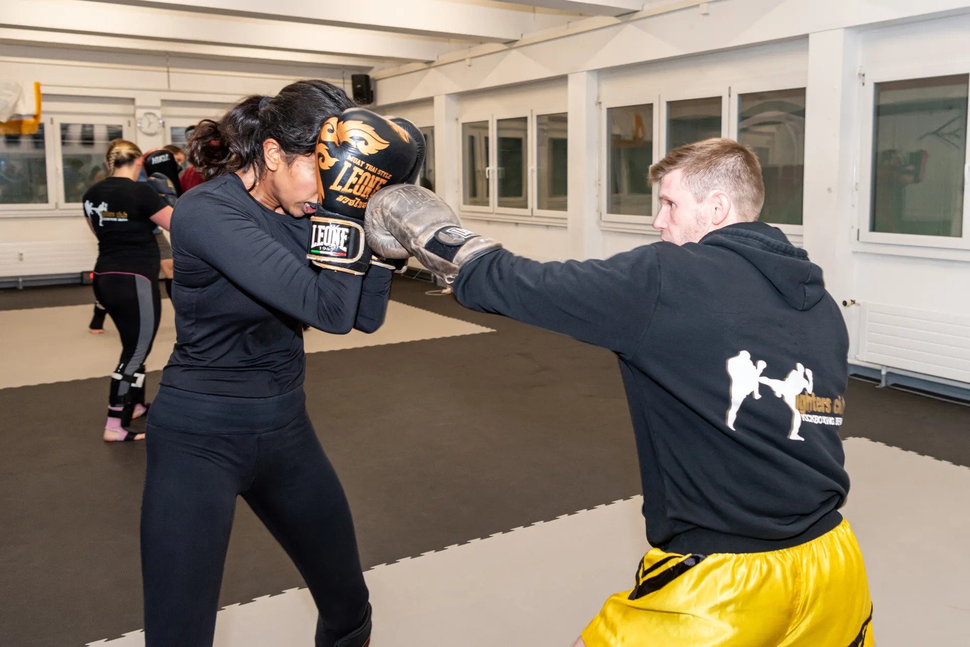 Partnertraining mit Handschuhen