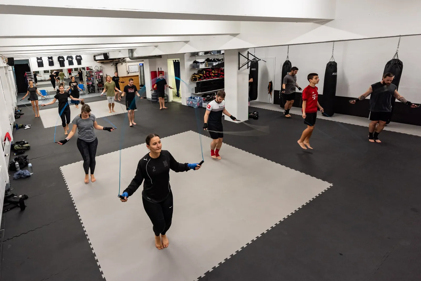 Gruppe beim Seilspringen im Aufwärmen des Kickboxtrainings