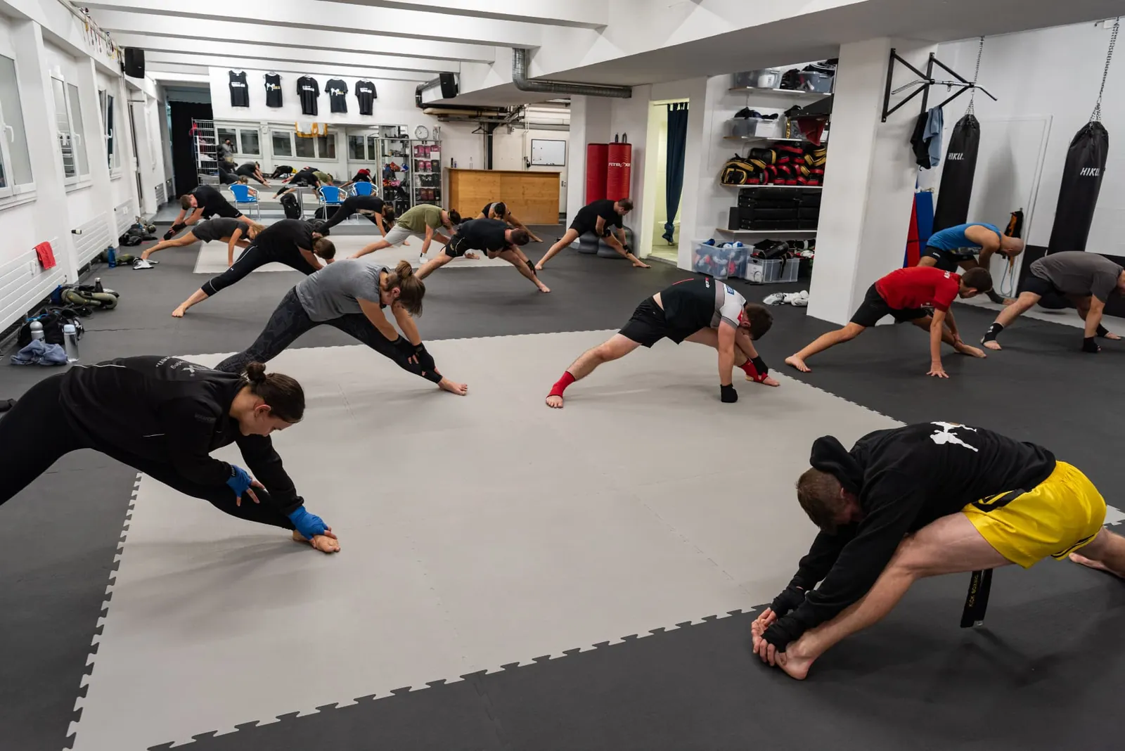 Trainingsgruppe beim gemeinsamen Dehnen im Seitgriff