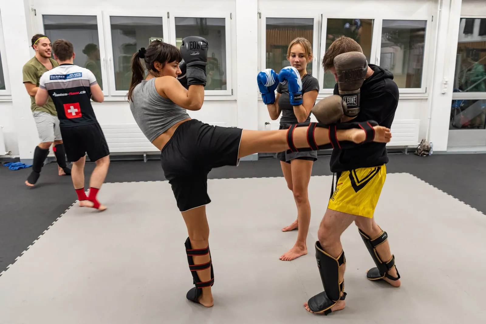 Tiefkick gegen die Pratzen des Trainers im Kickboxtraining
