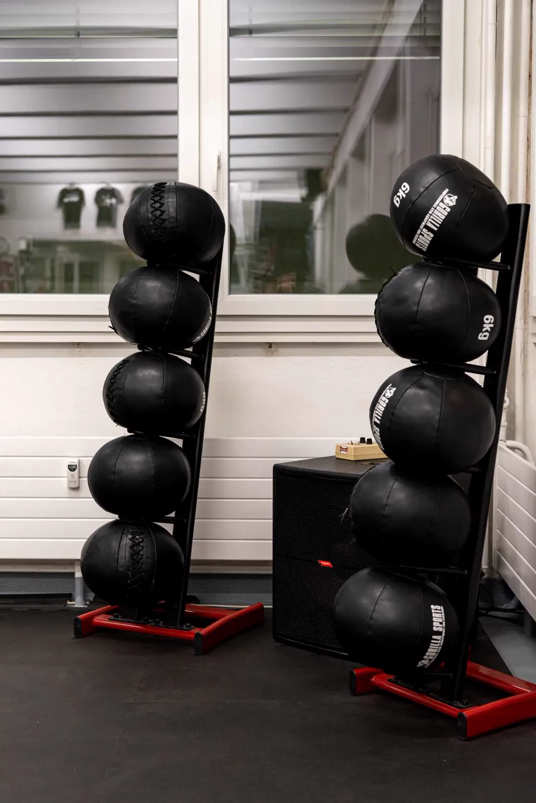 Medizinbälle und Equipment im Trainingsraum
