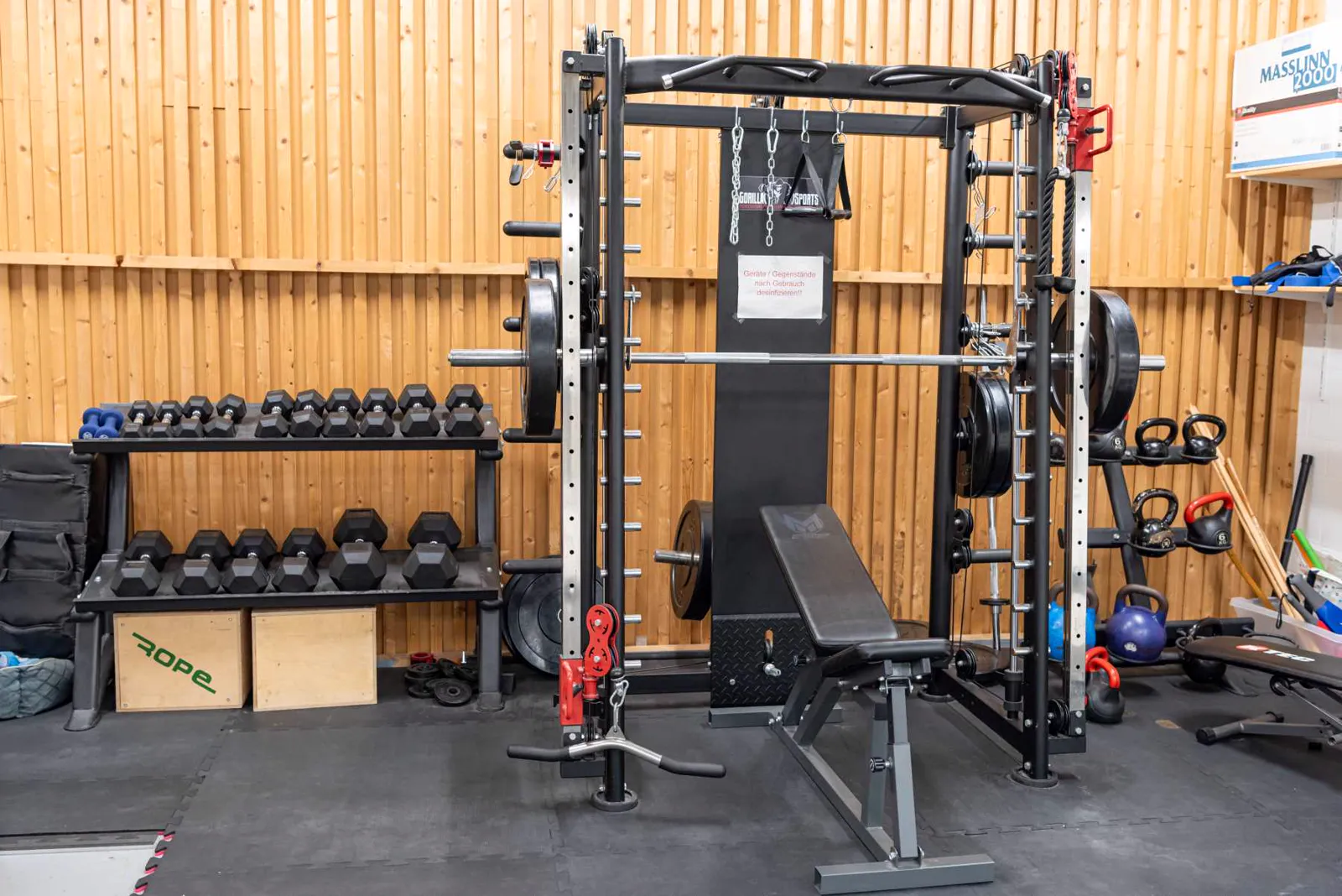 Kraftbereich mit Rack, Hanteln und Kettlebells