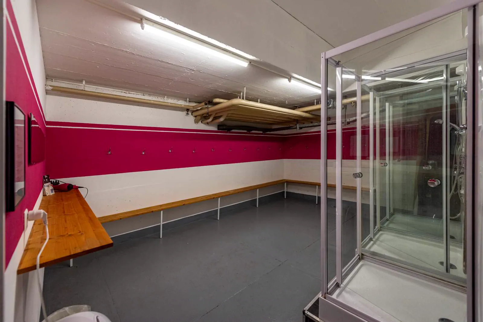 Garderobe mit Duschkabinen