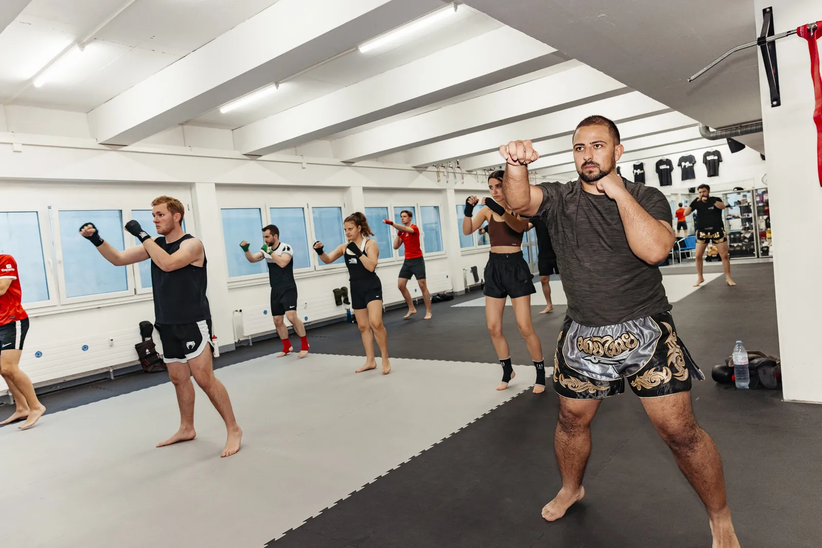 Gruppe beim Schattenboxen im Fighters Club Bern