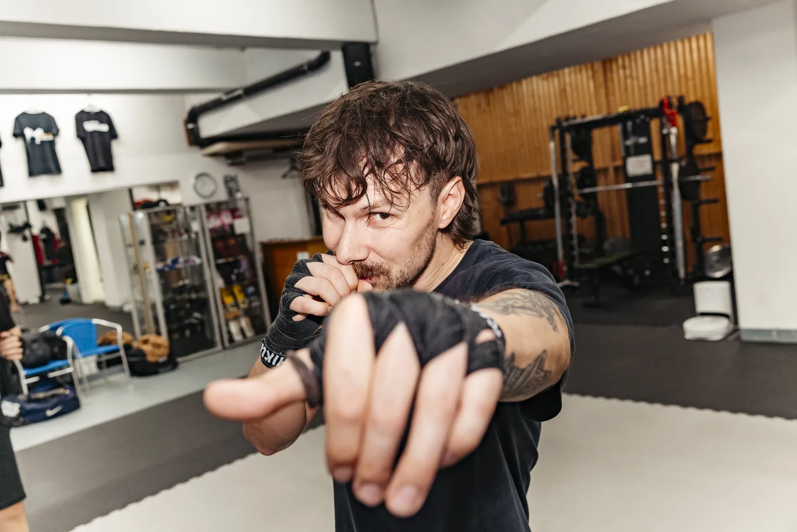 Kickboxer schlägt einen Jab in die Kamera