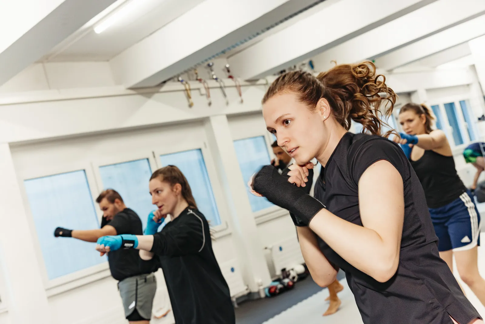 Frau in Kampfstellung beim Kickboxen-Training in Bern