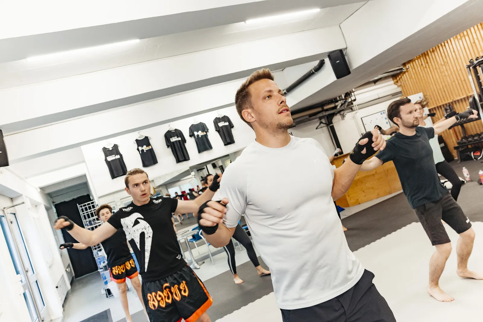 Gemeinsames Aufwärmen im Kickboxtraining