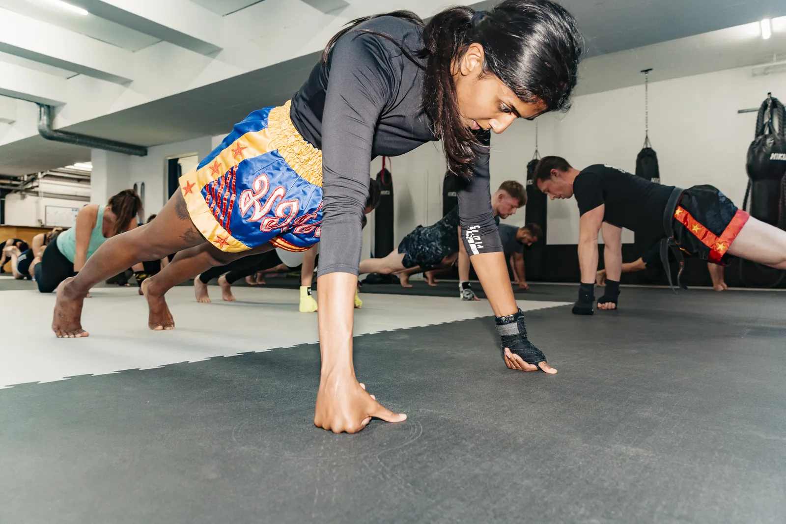 Plank-Übung in der Gruppe im Fighters Club Bern